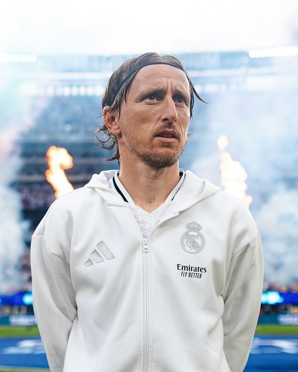Joueurs avec le PLUS de matchs dans l'HISTOIRE du Real Madrid :

741 🇪🇸 Raul 
725 🇪🇸Casillas
710 🇪🇸 Sanchis
671 🇪🇸 Sergio Ramos 
648 🇫🇷 Benzema
645 🇪🇸 Santillana
602 🇪🇸 Fernando Hierro 
600 🇪🇸 Gento
590* 🇭🇷 LUKA MODRIĆ
577 🇪🇸Camacho