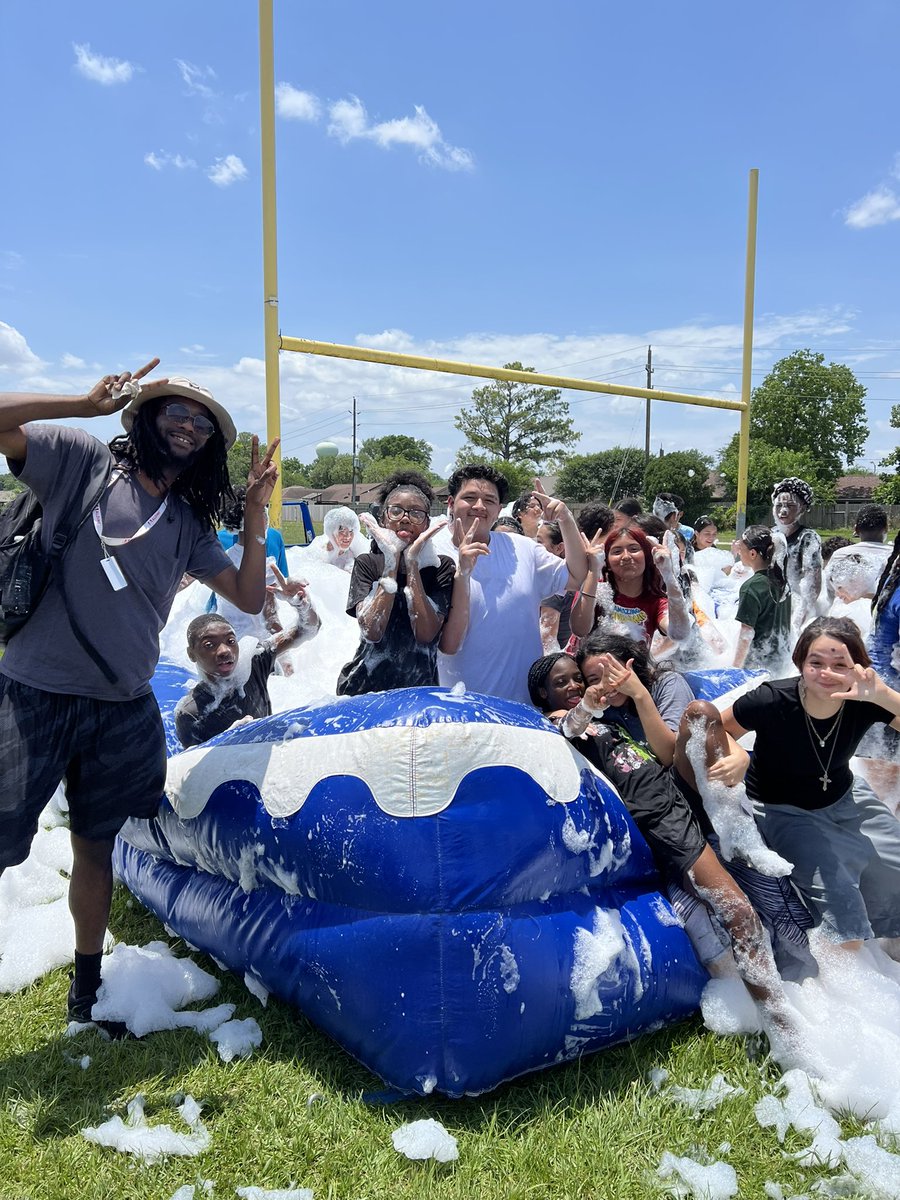 ShotwellMS_AISD's tweet image. It’s definitely a GREAT day to be a Shark! #PBSDay #EOYfun #BeAndDoMORE 💚💛🦈
