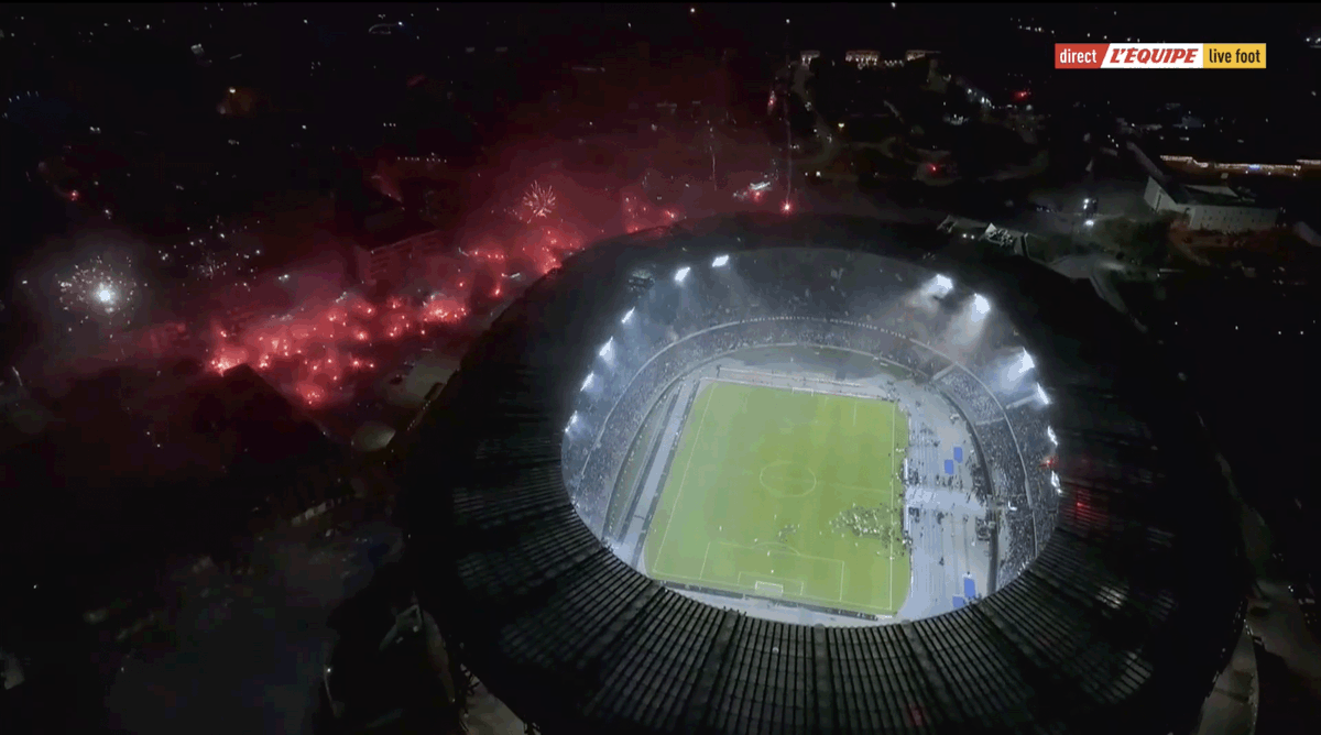 Footballogue's tweet photo. Cette image INCROYABLE à Naples... Quelle dinguerie, c'est LA ville du foot en Europe ! 🤩 💙

(@lequipedusoir) https://t.co/chUZ5zkKUv