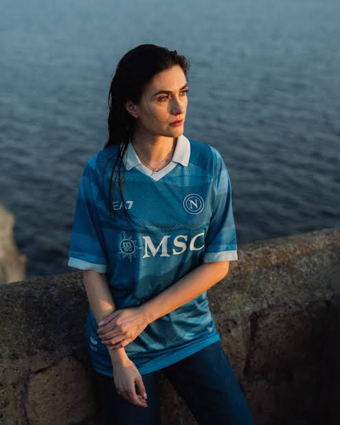 Sezon başında ısrarla Osimhen’i istemeyip gönderen - bunun ülkemizde de ilginç etkileri oldu - sonrasında Kvaratshkelia’nın PSG’ye gitmesine izin verip; Rrahmani, Lobotka, Lukaku, Anguissa gibi tecrübeli oyunculara hayatlarının topunu oynatan, Spinazzola’nın sakatlık sonrası