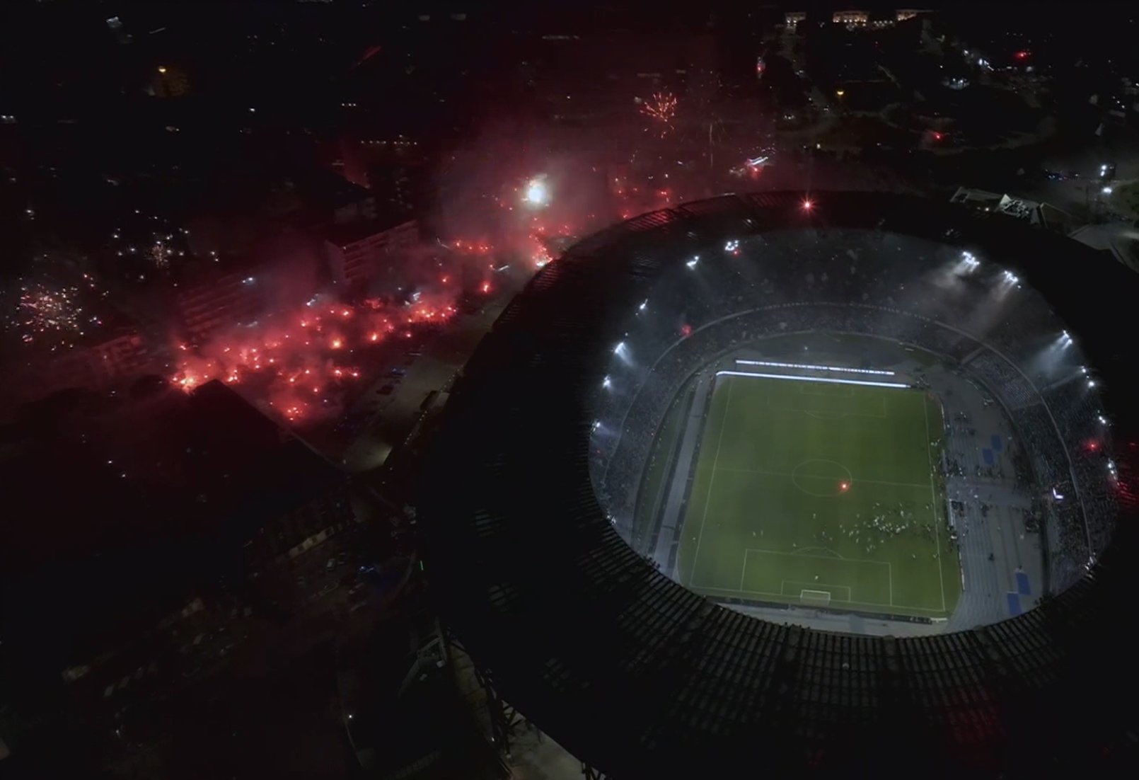 Las afueras del estadio, en pleno Nápoles-Cagliari.