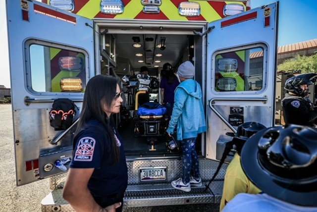 Gilariverhealth's tweet image. Our EMS staff had a great time with our public safety partners at the Big Brothers and Big Sisters Public Safety Day.

PC: Teaya Enos

#EMS #EmergencyMedicalServices #CaringForTheCommunity #EMSLife #Paramedic #EMT #GRIC #Ambulance #FirstResponder #TEMS #Paramedicine #MIH…