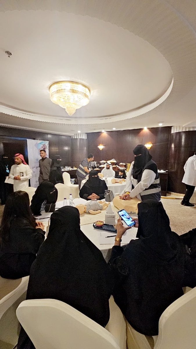 nurabntahmed's tweet photo. فخورَةبمواصلةرحلتي مع مبادرة نبض التطوعية للسنةالثالثةعلى التوالي،حيث أُسهم في تدريب مشرفي حملات الحج والحجاج على الإسعافات الأوليةوالإنعاش القلبي
كل عام تتجدد هذه التجربة بقيمها العظيمة ورسالتها الإنسانية،وتغرس المعنى الحقيقي للعطاء في موسم عظيم
من أحياها فكأنما أحيا الناس جميعا https://t.co/mJz4mJyCvs