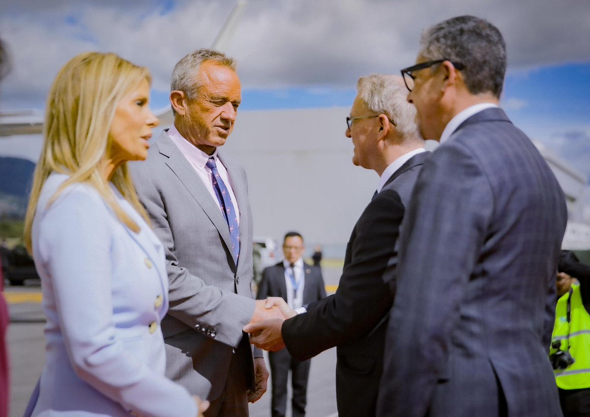 ElDatoIntern's tweet image. 🌐 #Ecuador | ROBERT F. KENNEDY LLEGÓ A ECUADOR PARA LA POSESIÓN DE DANIEL NOBOA.
El Chargé d’Affaires, a.i., Lawrence Petroni, dio la bienvenida en Quito a la delegación presidencial de los EE.UU., liderada por el Secretario de Salud y Servicios Humanos, Robert F. Kennedy Jr.…