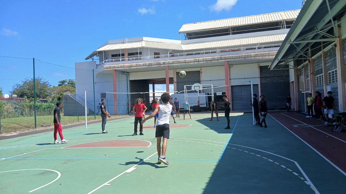 Matinée sportive à l’initiative des lycéens pour se dépenser et décompresser avant la dernière ligne droite.

Au programme : 4 tournois, 4 sports
- Volleyball🏐
- Football⚽️
- Tennis de table🏓
- Badminton🏸
<a href="/AcGuadeloupe/">Académie de la Guadeloupe</a>  <a href="/gangloffchris/">Christine Gangloff-Ziegler</a>