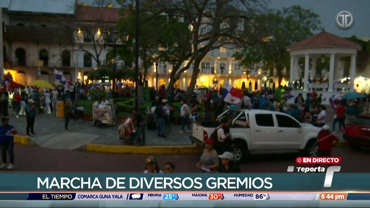 A esta hora llega la marcha de gremios docentes a los predios de la Presidencia de la República.