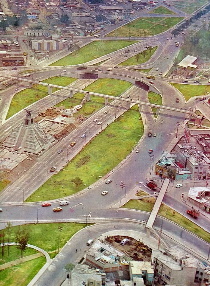 En 1964, desde el cielo, el Monumento a la Raza se alzaba sereno, rodeado de una ciudad aún contenida. No había contaminación visual, todo se veía limpio, ordenado, con el trazo claro de una urbe que apenas despertaba. El aire parecía quieto, y el día, apacible.