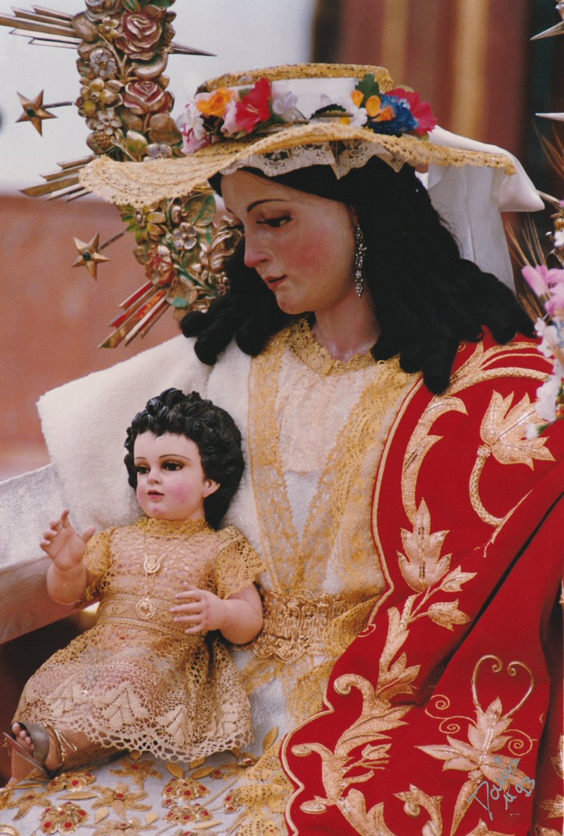 "Dan al aire su armonía
las músicas halagüeñas,
y voladores cohetes
en el cenit centellean.
¡Oh, qué hermosa es la Pastora,
cuyo casto seno vela
blanco pellico, más blanco
que la nieve de la sierra!"

Es sábado, DÍA DE LA VIRGEN 💐👒