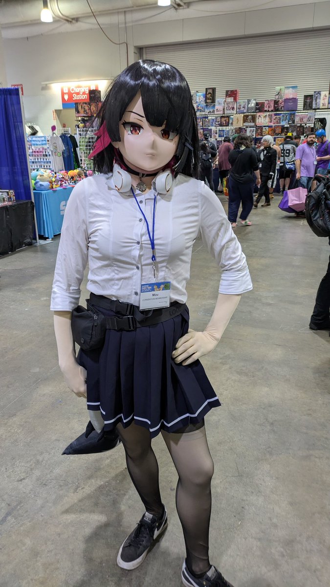 Day 1 AB been a lot of fun so happy to meet other kigus <a href="/niki_kig/">SoCiNi_Kig</a> and <a href="/aba_baba_gar/">Sister Abigail 💜</a>(who was awesome enough to grab this phoot lf me)it's grateful so a nice community 

#kigurumi #着ぐるみ