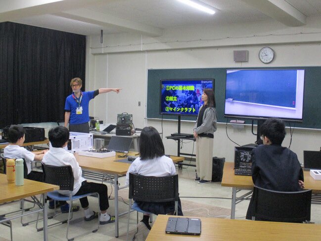 ST4GIC's tweet image. 【日本初❗️ろう学校でゲーミングPC組立講座】を実施
教育PCとゲーミングPCの違いに生徒らはテンション爆⤴︎‼️

座学をクリアし組立てたゲーミングPC3台で最後はマイクラ📦
「ドライバー🪛係は僕だ」
「スイッチ入れる点灯式やろうぜ」
モノづくりに没頭した1日に🧑🏻‍💻
#教育
#共生社会の実現
#DX人材育成