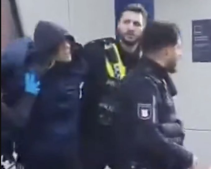 They never learn
Alex Phillips indicates the attack in Hamburg is the fault of Merkel insinuating migrant origin - before any detail released

Later video and photos appear to show a white , blonde woman