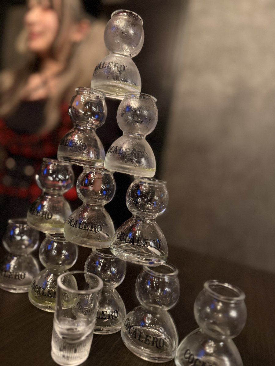 全国のコンカフェ嬢のみんなへ

キャスト同士で会話するコンカフェ嬢おるけどあれやると売れないコンカフェ嬢になるよ
お客様はあなたと話したくて来てるからキャスト同士で会話してるのなんて求めてないんよ