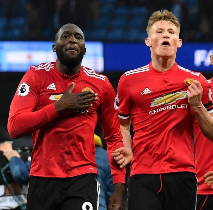 FootballFactly's tweet photo. Lukaku and McTominay were both kicked out of Man United.

Both of them have now scored for Napoli in the final title decider game and won the Serie A with Napoli.

👏🏻👏🏻👏🏻 https://t.co/XOGTfswjyW
