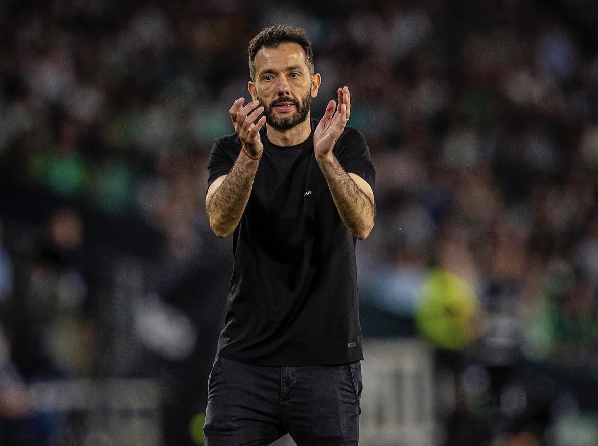 jorgeruve's tweet photo. El salvador del @valenciacf. Él y solo él. 

Que hoy no estemos semanas sin dormir y llorando es gracias a este señor.

Carlos Corberán. https://t.co/CP6pvvQTky