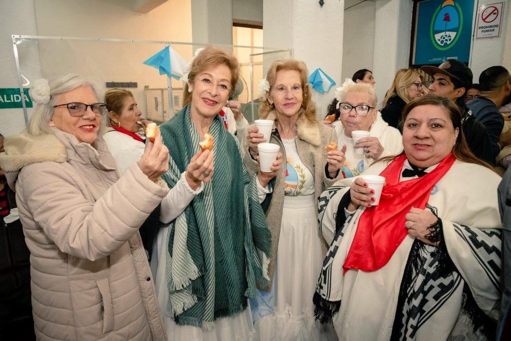 🇦🇷 ¡Qué lindo fue nuestro brindis patrio "Lazos de identidad"! Hubo canto, baile y mucha alegría.

🎶 Los adultos mayores y todos los presentes disfrutaron de un rico chocolate caliente y tortas fritas. ¡Un encuentro bien patriota!

¡Gracias <a href="/petilombardi/">Andrés Peti Lombardi</a> por acompañarnos!