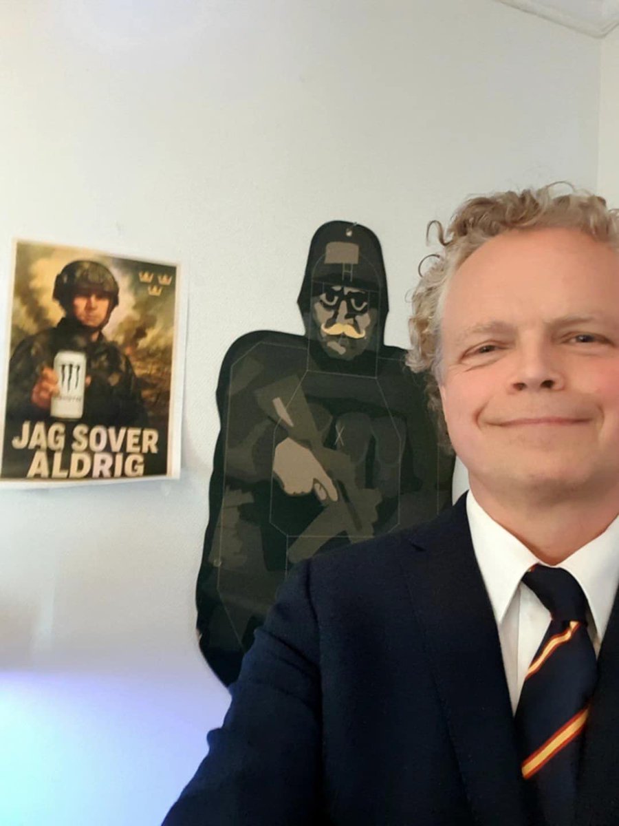 This hectic week ended at the mess with the Home Guard: a lecture on Ukraine by Professor Stefan Hedlund, and dinner. In the 2nd picture, I’m trying on our new regimental tie. The 21st Battalion carries on the traditions of the Uppland Regiment—its colours, songs, etc. #hemvärnet