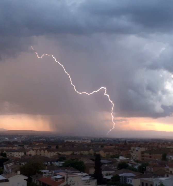 javinadsat's tweet photo. Preciosa #Tormenta la que hoy nos ha dejado mayo en #Granada Cuando pensaba que nada iba a ocurrir...llegó la magia. Os dejo con estas instantáneas que tanto me gustan. Espero que las disfrutéis tanto como yo!!!
@ecazatormentas @Granada_Meteo @AEMET_Andalucia @ElTiempo_tve https://t.co/UvujNWBkuh