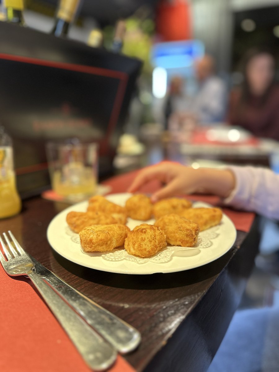 cook_obsession's tweet image. Tarde de parque y la peque que no perdona su viernes de croquetas en @RestViavelez
Y yo, que soy fácil de convencer