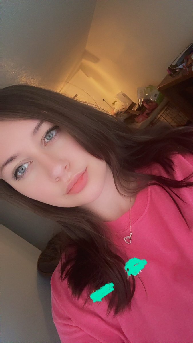 Hiii 💖  i hope yall are having a great Friday!!! 

(don’t mind the mess in the background I am in the process of moving)