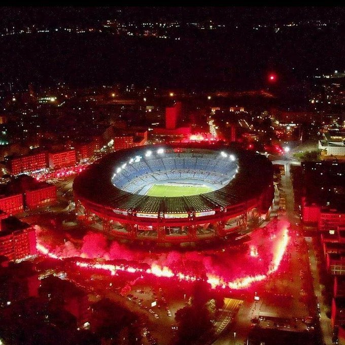 Så här ska det se ut utanför en arena när en ligatitel firas.