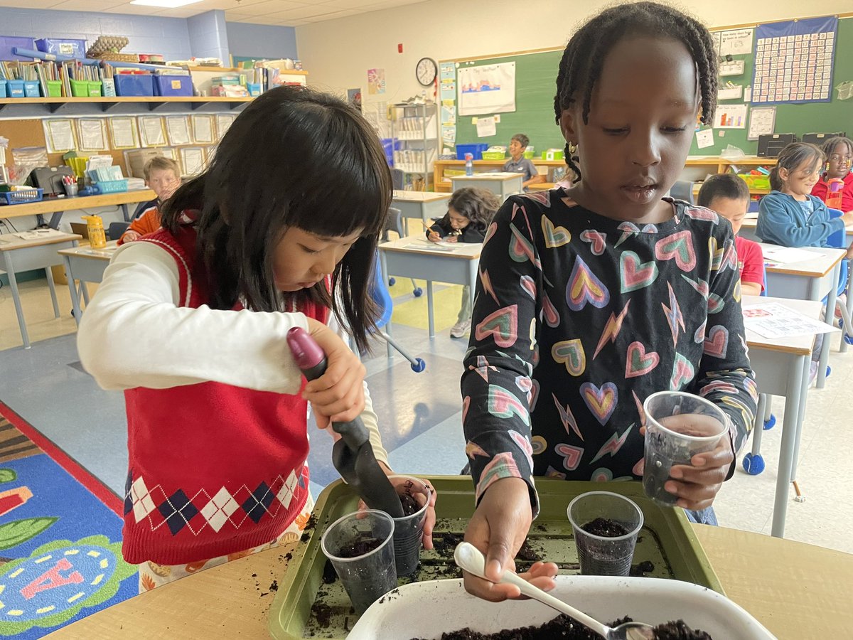 donnellgr1's tweet photo. We planted 2 different types of seeds today. We will hopefully see some plants sprouting up next week. 🤞 https://t.co/dE1VMCpDcy