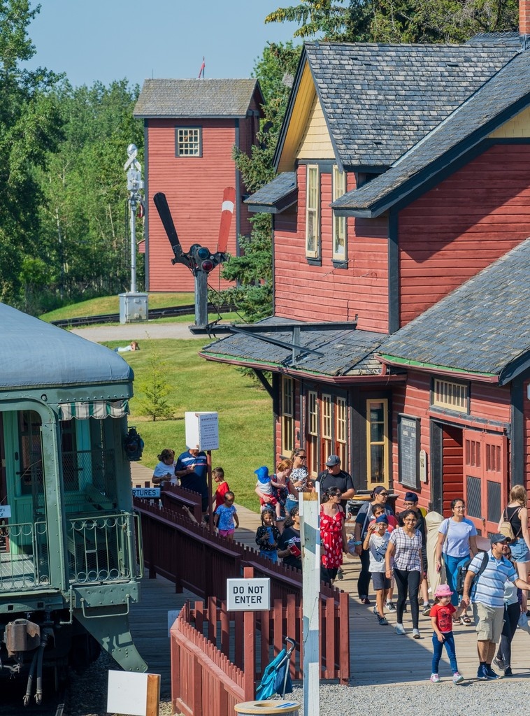 Sun’s out, quilts are out — and Heritage Park is the place to be! ☀️🧵
Artisans’ Fair + sunshine + live demos, ice cream, patio sips, midway fun &amp; more.
📅 May 24–25 | 10–5
🎟️ Get tickets → l8r.it/bDFU