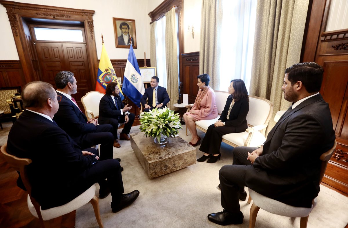 Presidencia Ecuador 🇪🇨 (@presidencia_ec) on Twitter photo Reafirmar lazos de colaboración y cooperación entre las dos naciones, en especial en la lucha contra el crimen organizado y terrorismo, fue el tema principal abordado en la reunión bilateral mantenida entre el Primer Mandatario, <a href="/DanielNoboaOk/">Daniel Noboa Azin</a>, y el vicepresidente de la República Reafirmar lazos de colaboración y cooperación entre las dos naciones, en especial en la lucha contra el crimen organizado y terrorismo, fue el tema principal abordado en la reunión bilateral mantenida entre el Primer Mandatario, <a href="/DanielNoboaOk/">Daniel Noboa Azin</a>, y el vicepresidente de la República