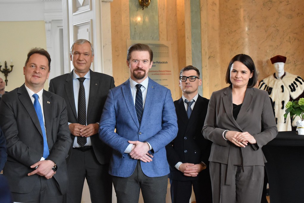 Studium Europy Wschodniej UW (@sew_uw) on Twitter photo W związku z rozpoczynającą się 4. Konferencją Diaspory Białoruskiej, której <a href="/SEW_UW/">Studium Europy Wschodniej UW</a> jest partnerem, dyrektor Jan Malicki powitał liderkę demokratycznych sił Białorusi Swiatłanę Cichanouską wraz z przedstawicielami jej Gabinetu, Biura oraz środowisk zgromadzonych na Konferencji. W związku z rozpoczynającą się 4. Konferencją Diaspory Białoruskiej, której <a href="/SEW_UW/">Studium Europy Wschodniej UW</a> jest partnerem, dyrektor Jan Malicki powitał liderkę demokratycznych sił Białorusi Swiatłanę Cichanouską wraz z przedstawicielami jej Gabinetu, Biura oraz środowisk zgromadzonych na Konferencji.
