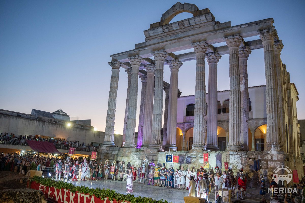 Magnífico ambiente esta tarde en el Desfile Militar de las Legiones y posterior presentación en el Templo de Diana dentro de las actividades de #XVEmeritaLvdica