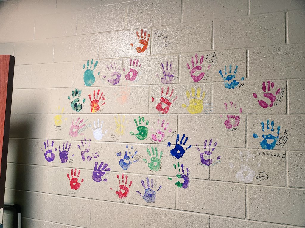 LeonhardtMrs's tweet photo. Yearbook distribution has been a success! Love getting to continue traditions with senior handprints and the balloon ceremony for the new editors 🌟 https://t.co/gV6RGzUfhS