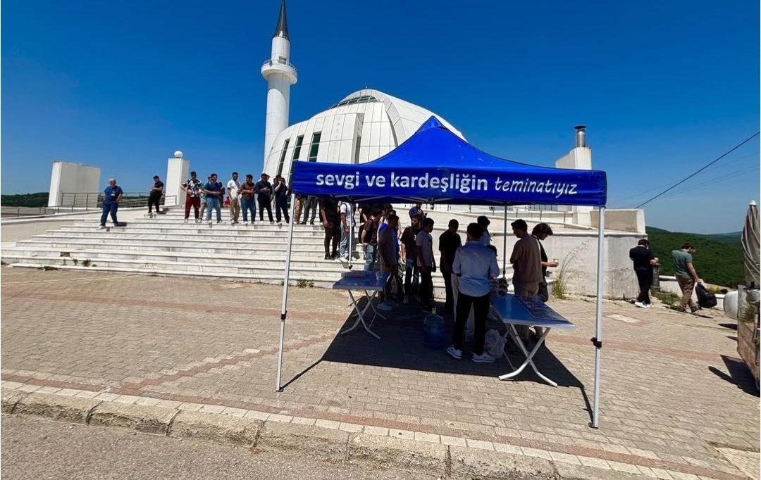 🚩Merkez kampüsümüz de cuma namazı sonrasında limonata dağıtımı gerçekleştirdik.