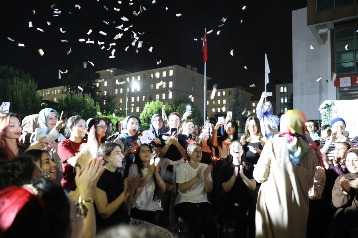 📍Elmalılı Hamdi Yazır Yurdu

2024-2025 bahar dönemi final sınavları öncesi öğrencilerimizle “Biz Bize Moral Akşamlarında” bir araya geldik.

Bol eğlence, bol ikramlar ve tabi bir de mezunlarımızın vedalaşma kınası vardı. Geriye de bugün anısına hatıralarda güzel bir an kaldı.