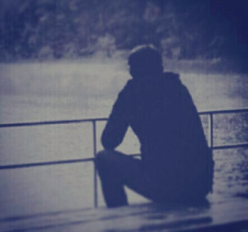 كثافة المحبه تجاهك لن تجعلك أبدي 

 مالم تحفظ لها تقدير خاص حتى في الصغائر .

لاتأخذك المحبه ؟ لاتغرك كثافتها 

مثلما تندلع في ليلة ، تنتهي في ليلة 👌