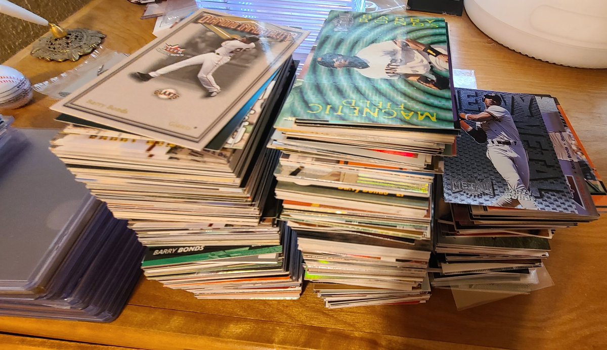 dereleeke's tweet image. Going through and sleeving my Bonds' that I've had in boxes for decades, found some worthy of top loaders!