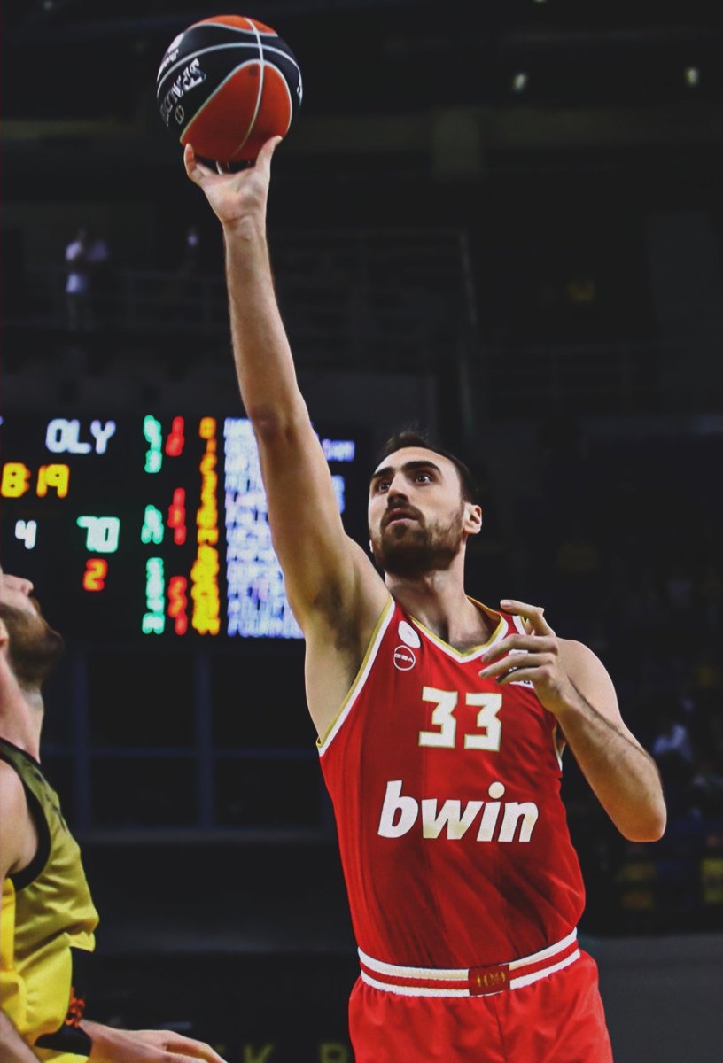 Κάτι τελευταίο που θέλω να παραδεχτώ. Όλη τη χρονιά ήταν εκτός από λιγα ματσ αδιάφορος και απών. Στα playoff και σημερα ηταν ΕΚΕΙ

Σήμερα πανηγύριζε κάθε φαση, έκανε ό,τι μπορούσε αμυντικα και δεν ειχε καμία σχέση με τον τραγικο Φαλ

ΝΙΩΘΕΙ. Αν φύγει θα ειναι λάθος

#OlympiacosBC