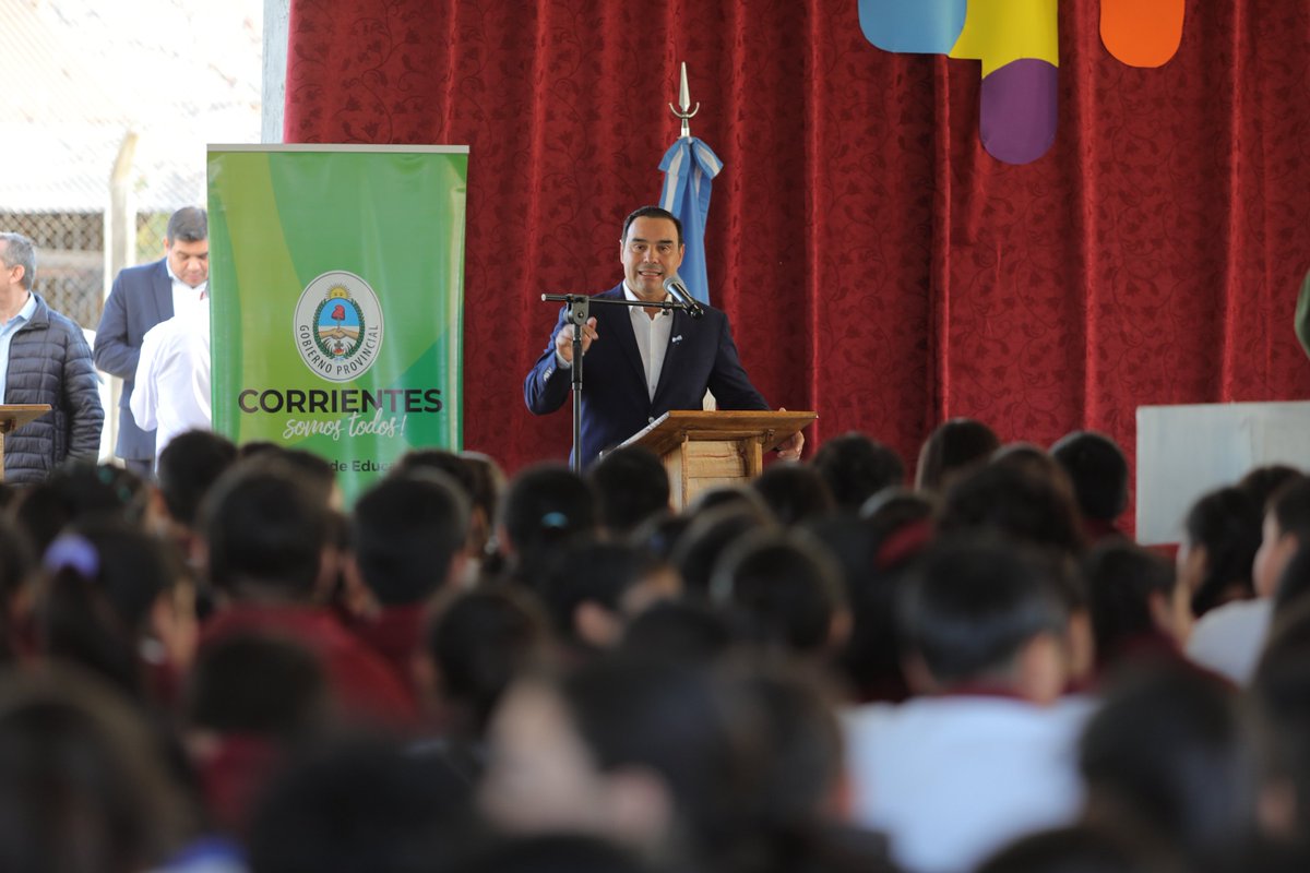 gustavovaldesok's tweet photo. Entregamos 845 notebooks a estudiantes secundarios de #PasoDeLosLibres y 40 de #Tapebicuá. Con el programa Incluir Futuro, promovemos la inclusión digital en toda la provincia, brindando una herramienta fundamental para la formación y el futuro profesional de nuestros jóvenes. ¡Seguimos modernizando la educación!