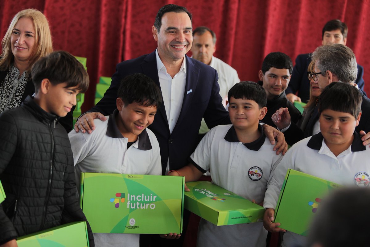 gustavovaldesok's tweet photo. Entregamos 845 notebooks a estudiantes secundarios de #PasoDeLosLibres y 40 de #Tapebicuá. Con el programa Incluir Futuro, promovemos la inclusión digital en toda la provincia, brindando una herramienta fundamental para la formación y el futuro profesional de nuestros jóvenes. ¡Seguimos modernizando la educación!