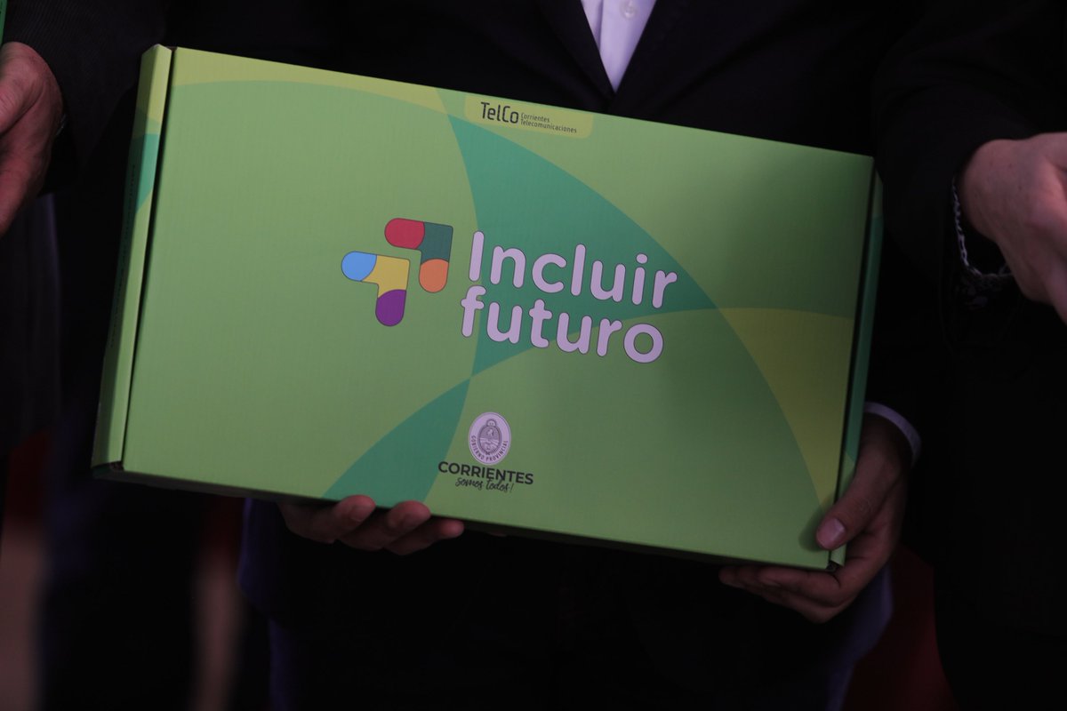 gustavovaldesok's tweet photo. Entregamos 845 notebooks a estudiantes secundarios de #PasoDeLosLibres y 40 de #Tapebicuá. Con el programa Incluir Futuro, promovemos la inclusión digital en toda la provincia, brindando una herramienta fundamental para la formación y el futuro profesional de nuestros jóvenes. ¡Seguimos modernizando la educación!