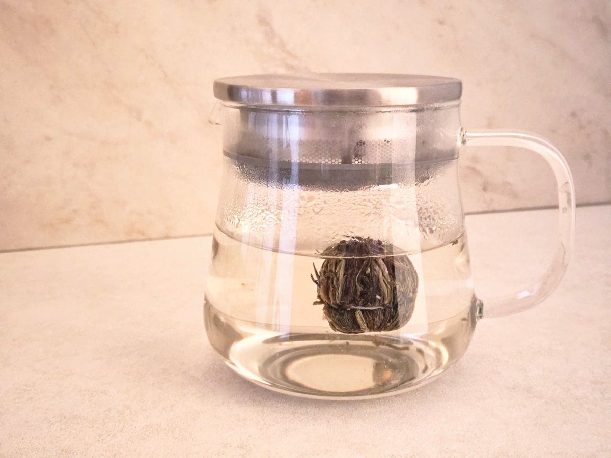 aso0035's tweet photo. 今日は工芸茶(造形茶)。緑茶の茶葉を糸で1枚ずつしばってこのような形に。お湯を注ぐとだんだんほぐれて、ジャスミンの花と千日紅が出てくる。
本来はもっと少ない湯量で差し湯をしながら飲むらしいんだけど、たっぷりのお湯にふわふわ泳がせたくてティーポットにしちゃった
#茶葉ログ #crafttea https://t.co/ylvVMA4GyT