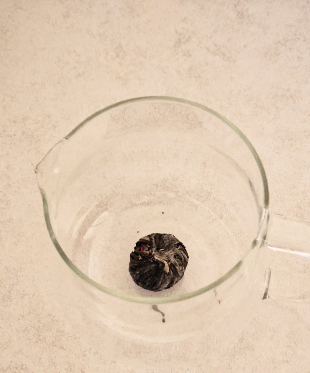 aso0035's tweet photo. 今日は工芸茶(造形茶)。緑茶の茶葉を糸で1枚ずつしばってこのような形に。お湯を注ぐとだんだんほぐれて、ジャスミンの花と千日紅が出てくる。
本来はもっと少ない湯量で差し湯をしながら飲むらしいんだけど、たっぷりのお湯にふわふわ泳がせたくてティーポットにしちゃった
#茶葉ログ #crafttea https://t.co/ylvVMA4GyT