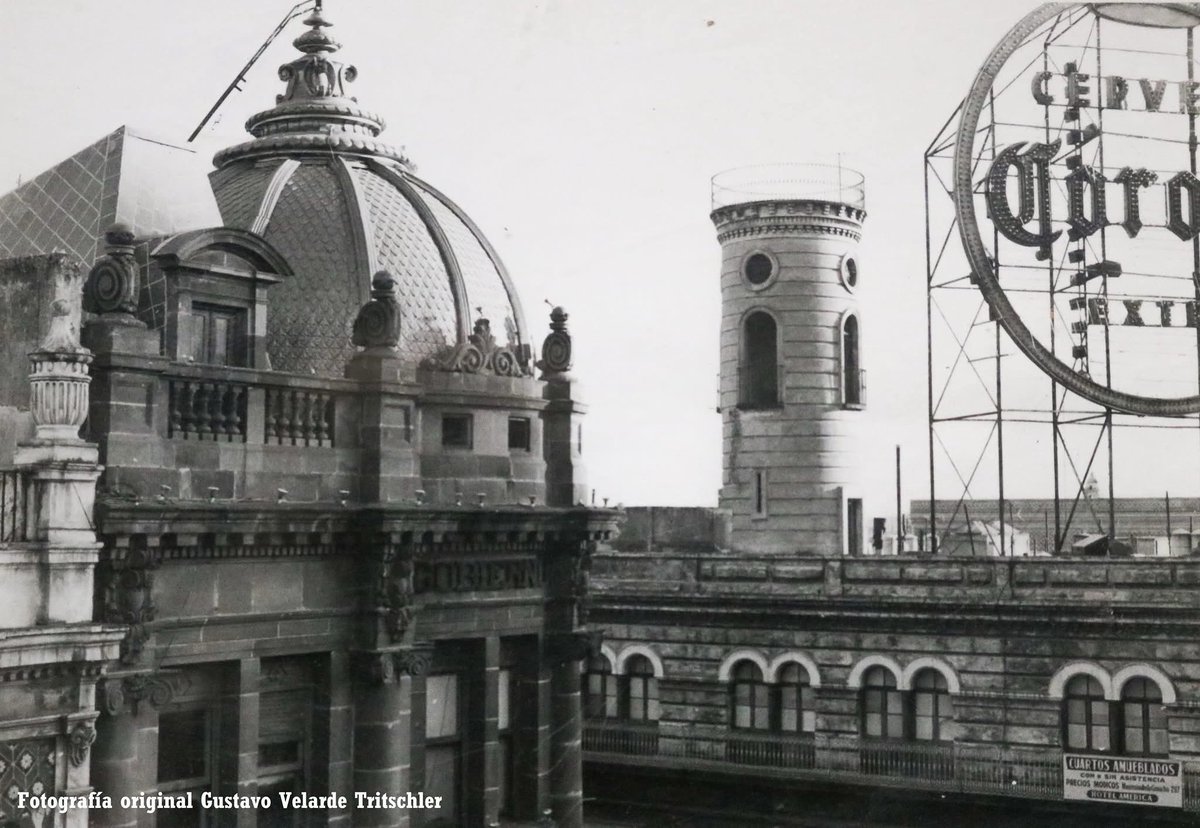 Así se observaba desde las alturas de las calles de la 2 nte y la entonces Av. Maximino Ávila Camacho,el conjunto del icónico edificio del antiguo Banco Oriental con su cúpula de lamina troquelada, y la torre mirador del entonces Hotel América. foto de 1966.#PueblaAntigua