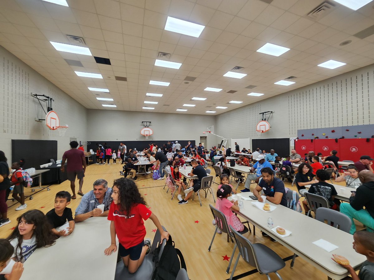 JSES_Stallions's tweet photo. We loved seeing so many of our @JSES_Stallions share a special moment with their fathers at #DonutsWithDad this morning! 🍩🩵🍩 https://t.co/0UhqcUVQXX