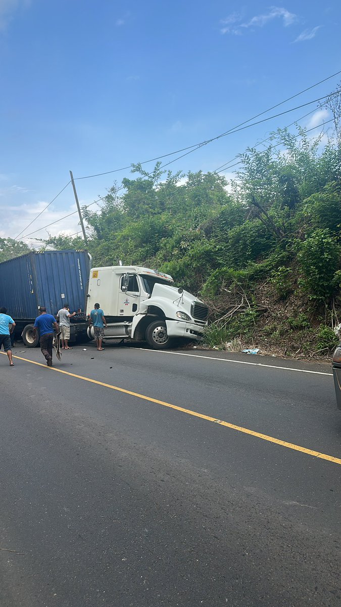 profetamenor's tweet photo. @juanVictorCas1 @bomberosmuni @BVoluntariosGT @COVIAL_CIV 
Fuerte Accidente en ruta a pasaco jutiapa, por laguna del comendador km 138
Piloto de tráiler en estado de ebriedad https://t.co/qQYLrxFMGG