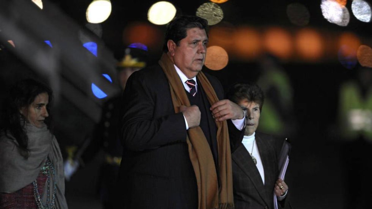 Hoy conmemoramos el natalicio de Alan García, una figura que marcó la historia política del Perú. Su legado y compromiso permanecen vivos en la memoria de los peruanos. 
Un abrazo al cielo, compañero presidente.