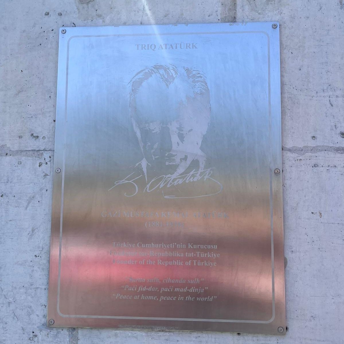 Malta'daki Türk Şehitliği'nin yakınındaki bir caddeye Atatürk adı verildi.

"Yurtta sulh, cihanda sulh."