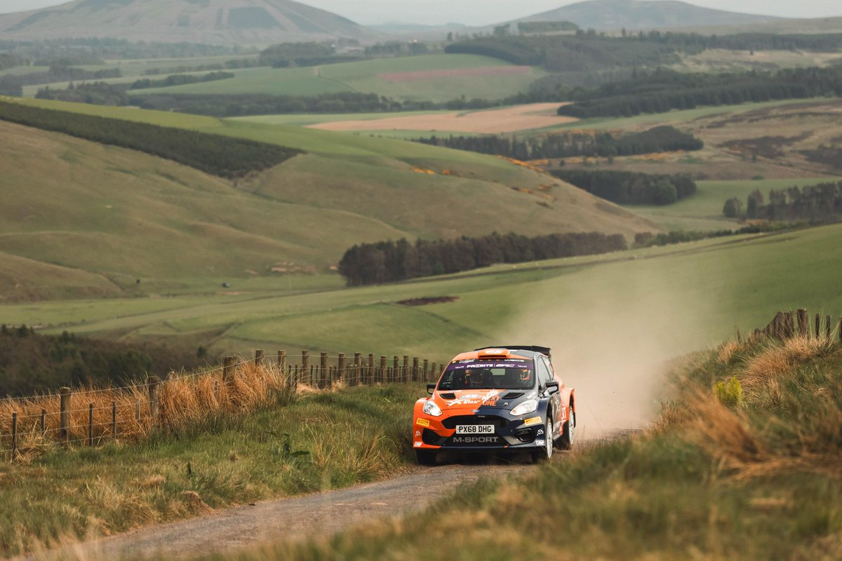 ⚠️ Puncture for Romet Jürgenson and Siim Oja💨

Dropping out of second place on the rally - the Estonian pairing have had to stop and change a puncture - dropping them down the order 📉

#BRC #BRCRally 📍 Jim Clark Rally