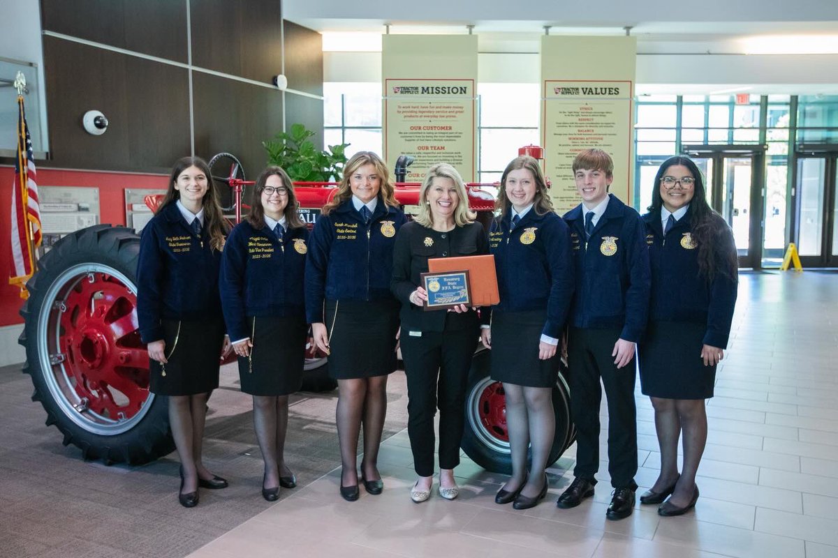 TNFFAFoundation's tweet image. Honored to present Marti Skold-Jordan of @TractorSupply with her Honorary State FFA Degree!🎉🏅

Her support, especially after Hurricane Helene, has helped TN FFA chapters rebuild and thrive. Grateful for TSC’s shared mission to grow ag leaders! 💙🌾 

#TNFFA #LifeOutHere