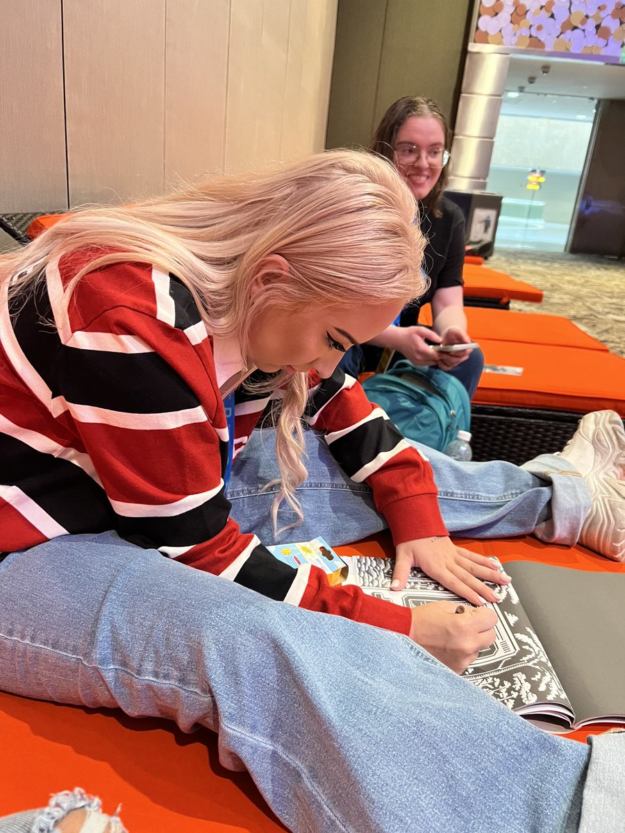 I told <a href="/herculysee/">Herculyse</a> she might have sensory overload and we found a solution :3 

look how cute she is ???