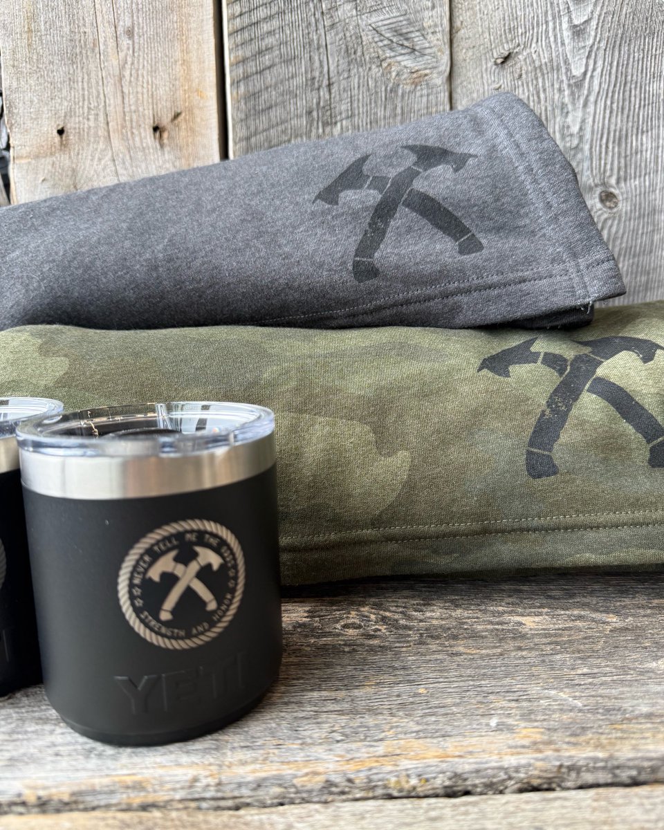 Campfire nights. Cold beers. Game-day grit. The Crossed Hawks Stadium Blanket delivers rugged warmth and fleece comfort—available now in two bold colors, built for summer’s wild side.

shop.officialjackcarr.com/products/cross…