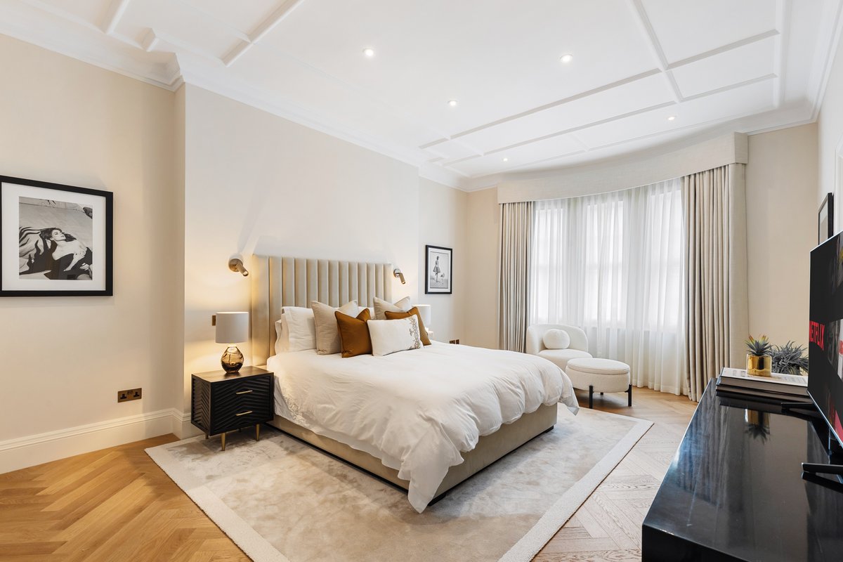 Chelsea elegance with Italian flair. ✨

A newly refurbished 3-bed on Sloane Court East with over 1,700 sq ft of space, Arclinea kitchen, Murano chandelier &amp; underfloor heating — just moments from Sloane Square.

🔗 bit.ly/3ZrYxqH

#LuxuryHomes #SW3 #ForSale #UKProperty
